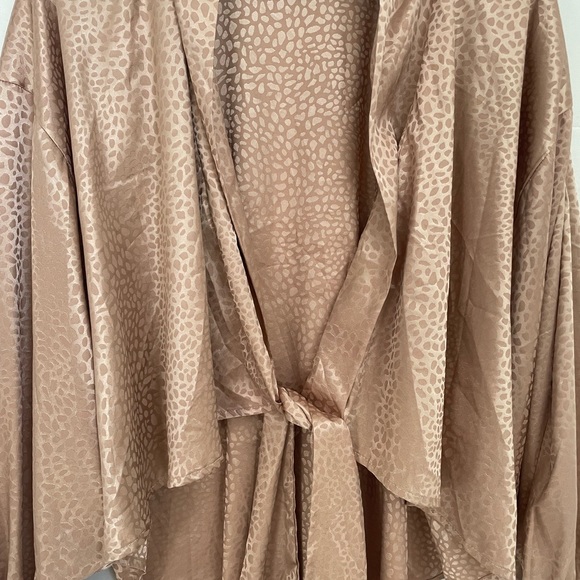 Gorgeous Vici oversized front tie blouse. Never worn. - Picture 3 of 9